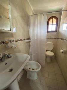 格塞尔镇Hotel Portofino by CPH的白色的浴室设有卫生间和水槽。