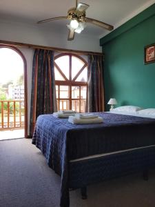 格塞尔镇Hotel Portofino by CPH的一间卧室配有一张蓝色墙壁的床和一扇窗户