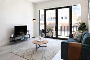 Port AdelaideUrban Rest Port Adelaide Apartments的带沙发和电视的客厅