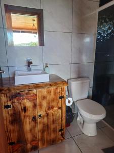 乌鲁比西Recanto do Ipê cabana 01的一间带水槽和卫生间的浴室