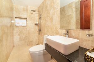 岘港May Beach Hotel的浴室配有白色卫生间和盥洗盆。