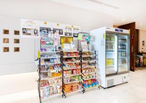 福冈TKP Sunlife Hotel的一间有冰箱和食物架的商店