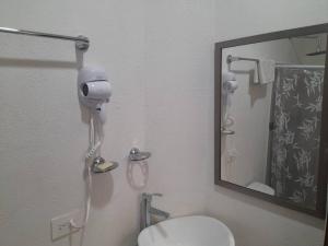 圣克鲁斯华特库Loft guelaguetza A的浴室设有白色的卫生间和镜子