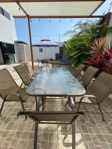 萨利纳斯Departamento exclusivo en salinas的海滩庭院内的桌椅