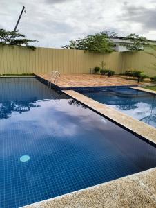 Lapu Lapu CityPlumera Homes的后院的蓝色海水游泳池