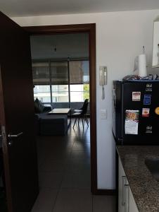 蒙得维的亚Buena vista y locacion的带冰箱的厨房和客厅