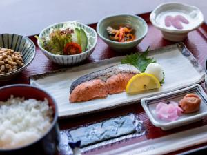 高知Tennenonsen Harunonoyu的一张桌子,上面放着一盘食物和一碗食物