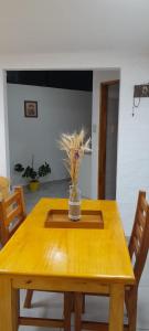 ToayCasa Belén的一张木桌,上面有花瓶
