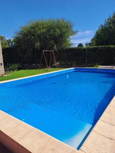 ToayCasa Belén的一个带秋千的蓝色小游泳池