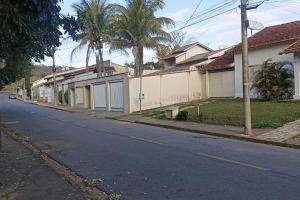圣若昂-达巴拉Casa cânions Furnas的一条空的街道,有房子和棕榈树