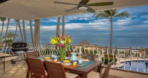 巴亚尔塔港Ocean Front, 3 bedroom, 3 bathroom, Casa Natalia, Playa Esmeralda的海景阳台上的桌子
