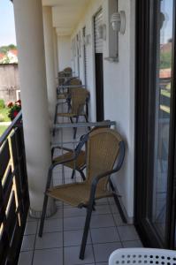 梅肯博伊伦维森塔尔酒店的阳台上的一排椅子