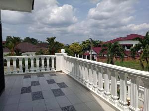 麻坡Yes Muar的阳台设有白色栏杆,享有房屋的景致。