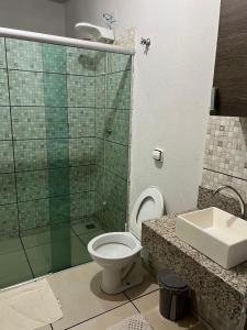 欧里尼奥斯Hostel Jotaaa F的带淋浴、卫生间和盥洗盆的浴室