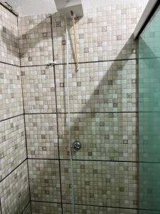 欧里尼奥斯Hostel Jotaaa F的带淋浴的浴室(带玻璃墙)