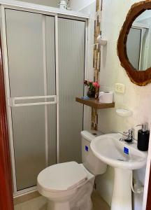 金巴亚Hotel Casa campestre HH的一间带卫生间和水槽的浴室