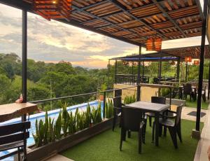 金巴亚Hotel Casa campestre HH的一个带桌椅的庭院和一个游泳池