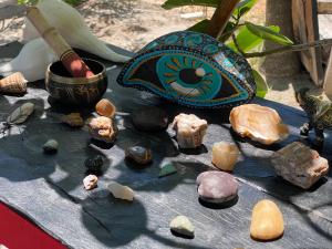 奥尔沃克斯岛Balam Camping & cabañas的一张桌子,上面放着岩石,一个锅和一个碗