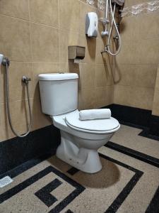 Kota BharuMaple Boutique Hotel Kota Bharu的浴室设有淋浴间和卫生间。
