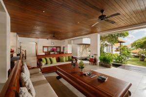 坎古The Bija Villas by Nakula的带沙发和吊扇的客厅