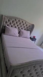 维约堡Dream Stay Studio 2的一张带白色床罩和枕头的大床