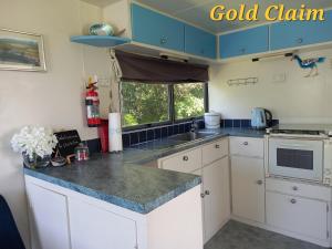 CharlestonCharleston Goldfields Accommodation的厨房配有白色橱柜和蓝色台面