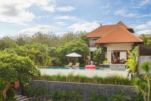 坎古The Bija Villas by Nakula的一座带游泳池和房子的别墅