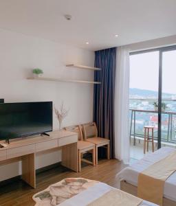 绥和市APEC MANDALA CONDOTEL PHÚ YÊn的客房设有两张床和一台平面电视。