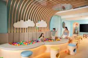 曼谷诺富特生活曼谷素坤逸传承的一个带球坑的儿童游戏室