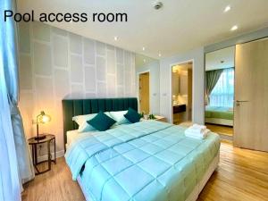 南芭堤雅Grande Caribbean Condo Resort by PTN的一间卧室,卧室内配有一张蓝色大床