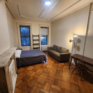 纽约New York City Guest House 2的一间卧室配有一张床和一张沙发