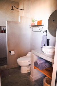 托多斯桑托斯Baja Temple的一间带卫生间和水槽的浴室