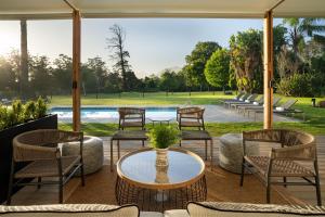 乔治乔治市乔治国王万豪Protea酒店的一个带桌椅的庭院和一个游泳池
