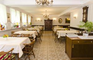 盖布利茨罗斯纳酒店的一间带桌椅和吊灯的餐厅