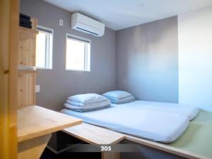 镰仓市Kita-Kamakura 520的小房间设有一张床和两个枕头