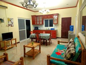 卡莫特斯群岛Camotes Serenity的客厅配有沙发和桌子