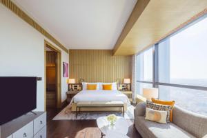 上海上海西岸美高梅酒店的一间卧室设有一张床和一个大窗户
