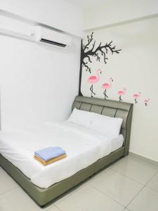 斯里曼绒FREE WIFI-FI Travelers HomestySitiawan 5-8pax The Venus Aparment的卧室配有一张粉红色的墙壁床。