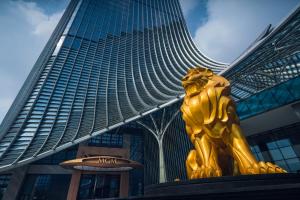 上海上海西岸美高梅酒店的建筑前的黄狮子雕像
