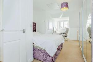 曼彻斯特Modern 4 bed house perfect for contractors with free parking的白色卧室配有床和书桌