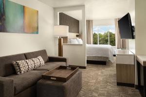 阿林顿达拉斯阿灵顿北春季山丘套房酒店的酒店客房设有一张沙发和一张床