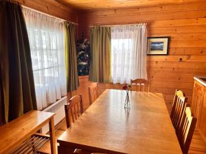 波罗维茨Alpine ski chalet Borovets with sauna的一间设有木桌和圣诞树的用餐室