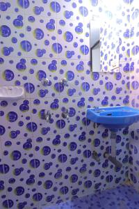 卡兰古特Ocean View Cottage的浴室设有水槽和蓝色及白色瓷砖