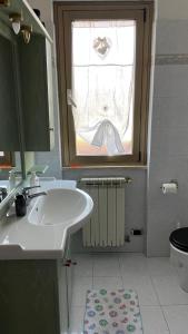 圣塔马利奈拉Il villino的一间带水槽和窗户的浴室