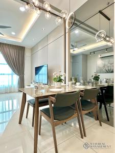 马六甲Melaka Ong Kim Wee Residences by Stayrene的一间带桌椅的用餐室