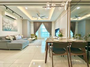 马六甲Melaka Ong Kim Wee Residences by Stayrene的客厅配有餐桌和沙发