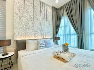 马六甲Melaka Ong Kim Wee Residences by Stayrene的卧室配有一张大白色床和窗户