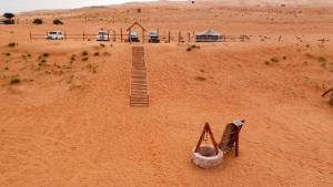 Al WāşilSand Delight Camp的沙中带桥的沙漠模型