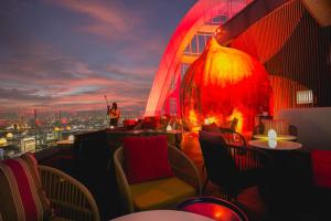 曼谷Centara Grand At CentralWorld的楼顶上设有火坑的餐厅
