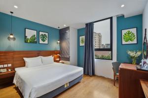 河内22Land Classic Suites的卧室配有一张白色大床、一张书桌和窗户。